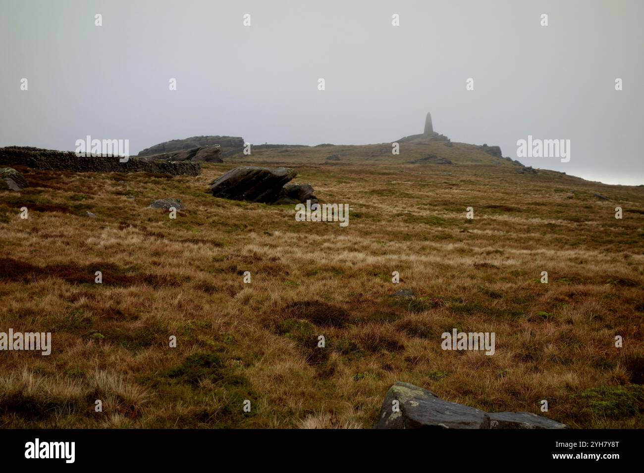 Le monument commémoratif de guerre (Obélisque) à Low Cloud sur le sommet de Cracoe est tombé près de Wharfedale, Yorkshire Dales National Park, Angleterre, Royaume-Uni. Banque D'Images