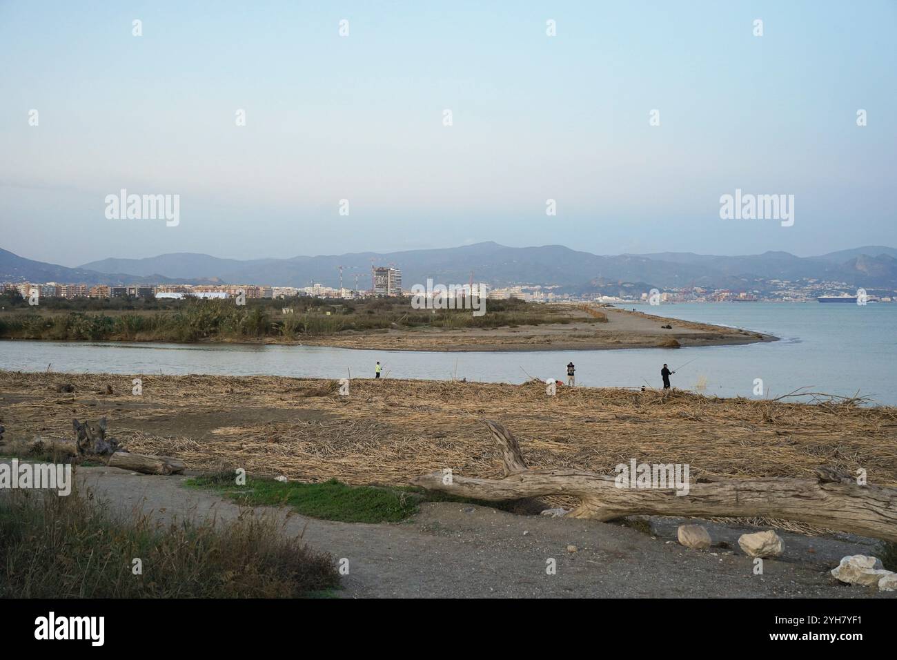 Haut niveau d'eau embouchure de la rivière Gudalhorce au Parc naturel de Guadalhorce après de fortes pluies, Andalousie, Malaga, Espagne. Banque D'Images