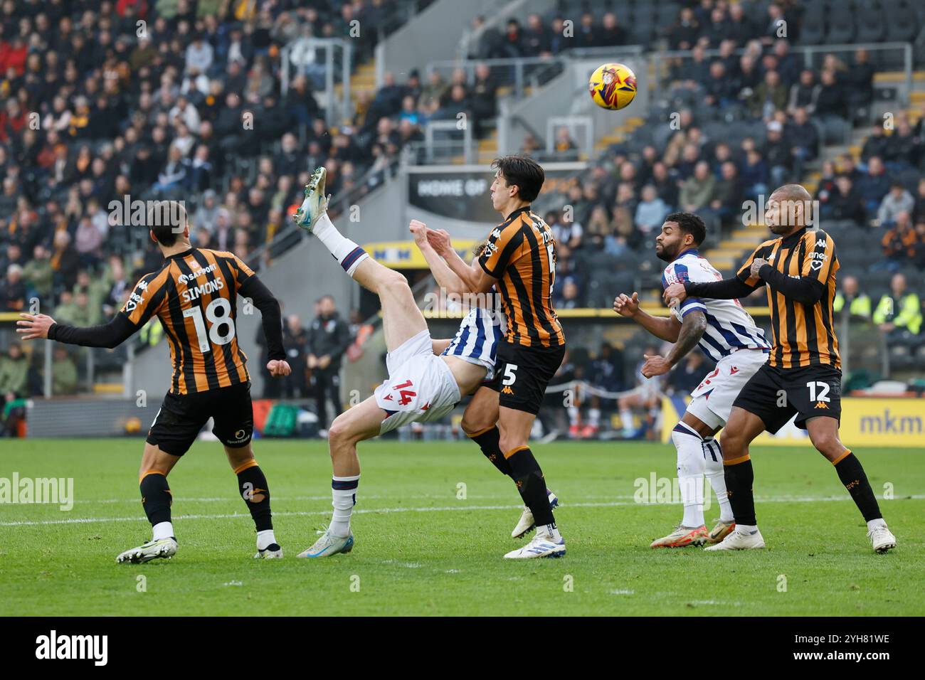 Torbjorn Heggem de West Bromwich Albion (au centre gauche) tente un tir acrobatique au but lors du Sky Bet Championship match au MKM Stadium de Hull. Date de la photo : dimanche 10 novembre 2024. Banque D'Images