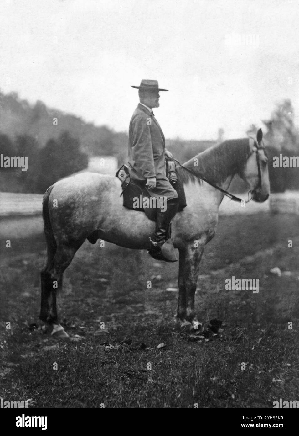 Description de la bibliothèque du Congrès : général Robert Edward Lee en uniforme sur son cheval, voyageur. Créé entre 1861-65 en Virginie. Photographié par A.H. Plecker's Travelling Gallery. Note de moi : autant que je pouvais trouver ; tous ses uniformes, manteaux de blouse, étaient longs. Cela signifie que si cela avait été un uniforme, le manteau atteindrait certainement ses bottes (peut être vérifié par les autres photos et peintures de l'époque). Je pense que c'est un manteau et un chapeau normaux et pas celui d'un uniforme. Fais-moi savoir si je me trompe, s'il te plaît. Banque D'Images