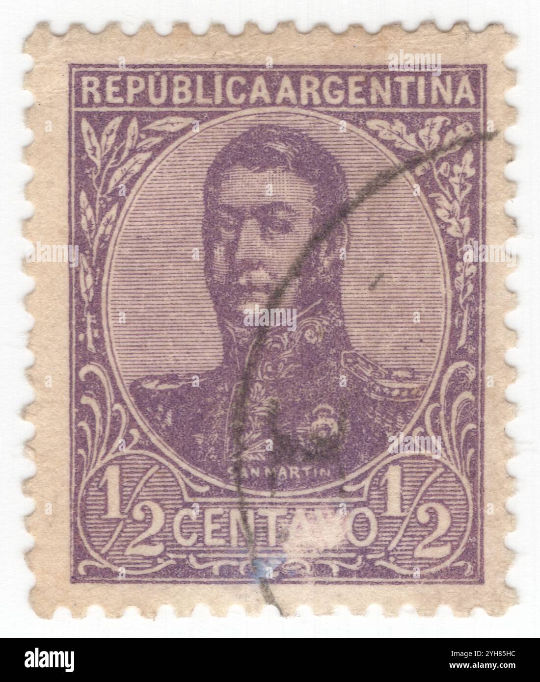 ARGENTINE - 1909 octobre 2005 : timbre-poste violet ½ centavo représentant le portrait de José Francisco de San Martin y Matorras (1778-1850), connu comme le libérateur de l'Argentine, du Chili et du Pérou. Général argentin et chef principal des parties méridionales et centrales de la lutte réussie de l'Amérique du Sud pour l'indépendance de l'Empire espagnol qui a servi comme protecteur du Pérou. Né à Yapeyú, Corrientes, dans l'Argentine moderne, il quitte la vice-royauté de la Río de la Plata à l'âge de sept ans pour étudier à Málaga, en Espagne Banque D'Images