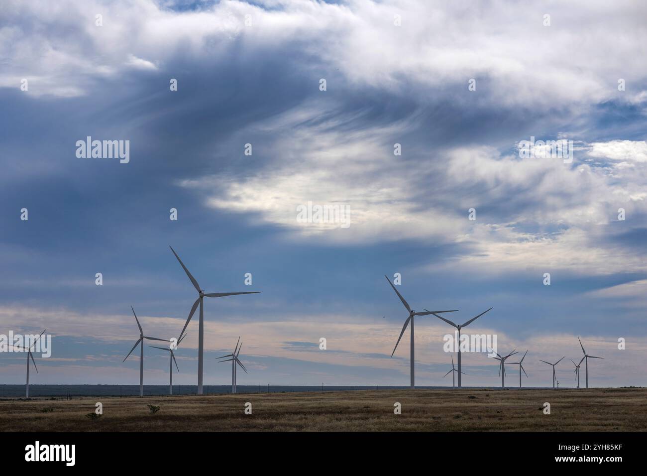 Production d'énergie renouvelable en Afrique du Sud turbines éoliennes sur le parc éolien Darling à l'extérieur du Cap, Afrique du Sud, 8 novembre 2024. Le paysage des énergies renouvelables en Afrique du Sud a connu des développements majeurs récemment, avec des initiatives visant à réduire sa forte dépendance au charbon, qui fournit actuellement plus de 70 % de l électricité du pays. Le gouvernement a approuvé un plan d’investissement pour une transition énergétique juste JET IP, qui définit une stratégie quinquennale pour accroître la capacité d’énergie renouvelable, l’hydrogène vert et les industries des véhicules électriques. Cette transition devrait faciliter la croissance économique Banque D'Images