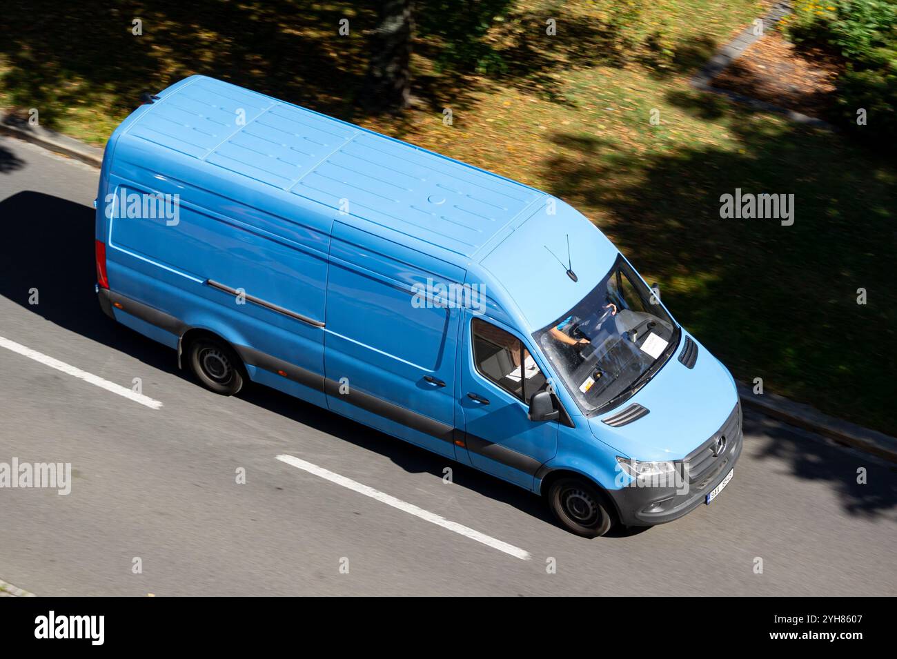 OSTRAVA, TCHÉQUIE - 6 AOÛT 2023 : longue fourgonnette Mercedes-Benz Sprinter avec effet de flou de mouvement Banque D'Images