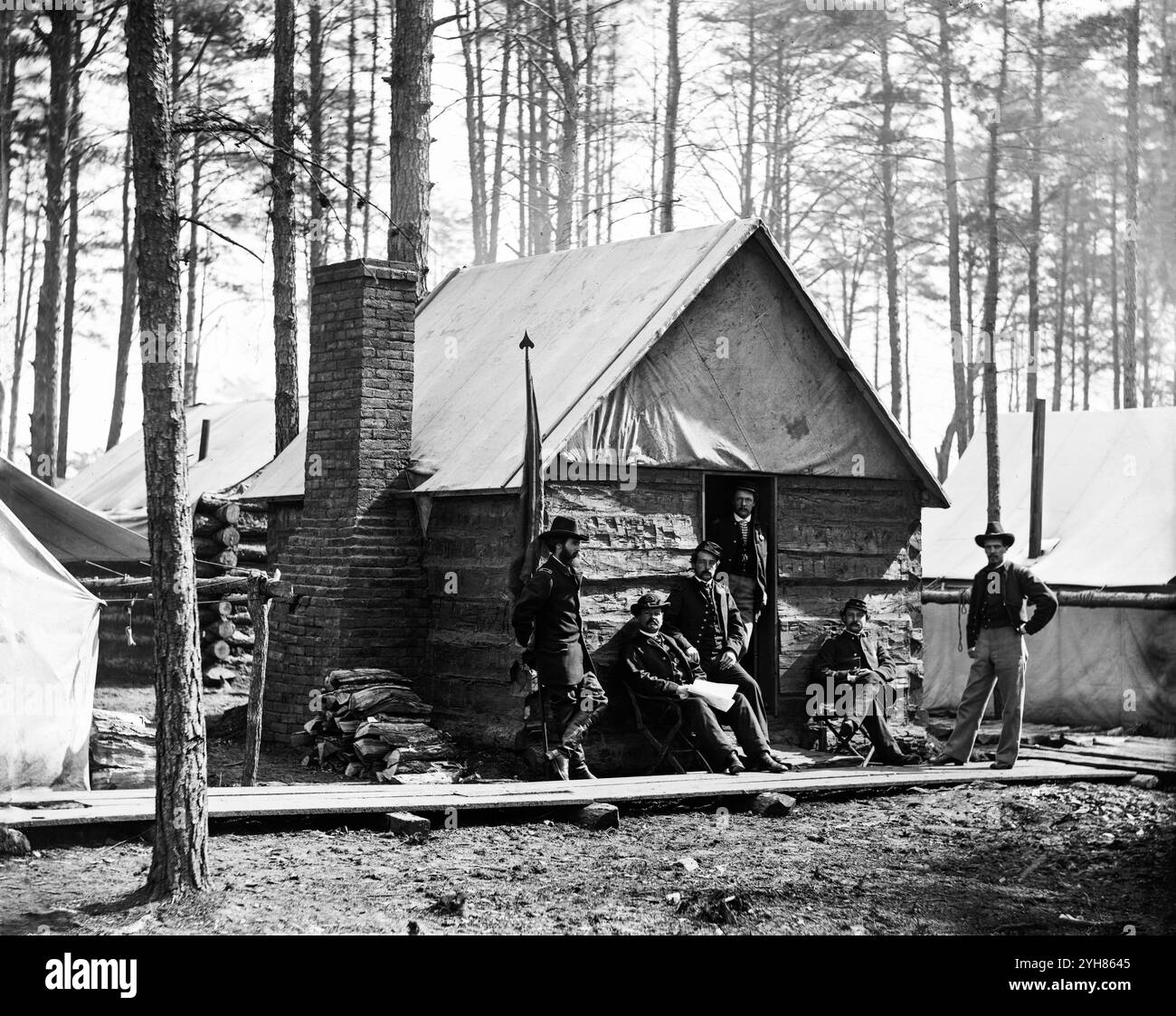 Officiers devant les quartiers d'hiver au quartier général de l'armée du Potomac, Brandy Station, Virginie. Photographie du principal théâtre oriental de la guerre, décembre 1863-avril 1864. Créé durant le mois de février 1864. Située sur le chemin de fer Orange and Alexandria Railroad, Brandy Station a servi de principal dépôt d'approvisionnement et de passagers de l'armée de l'Union du Potomac lors de son campement d'hiver de 1863-1864 dans cette région. Ici, à Brandy Station, au milieu de l'agitation du chargement et du déchargement des fournitures et du personnel, les soldats pourraient se faire prendre leurs photos pour 1,50 $ ou dépenser leur argent sur n'importe quel autre article Banque D'Images