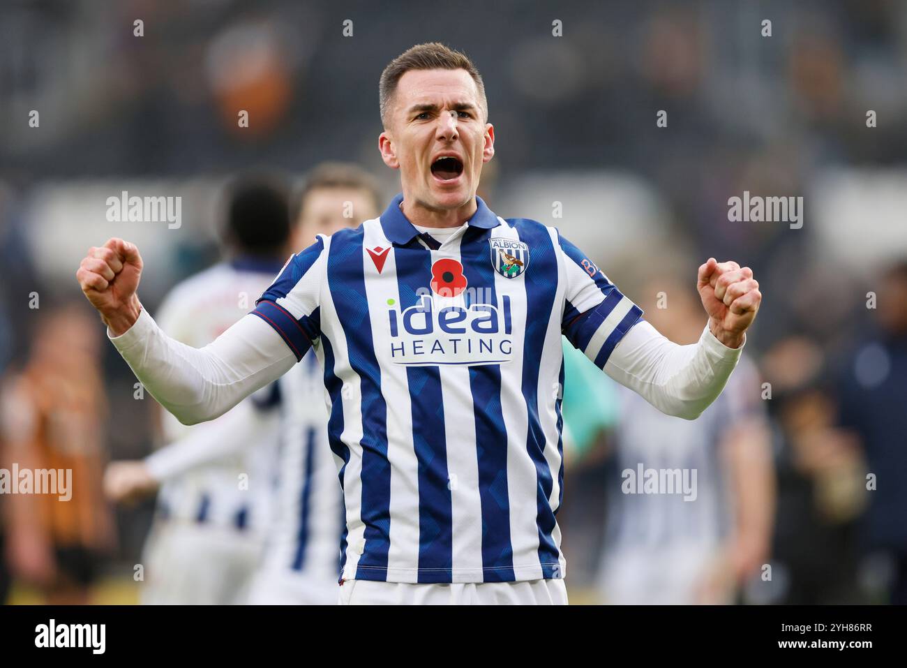 Jed Wallace de West Bromwich Albion célèbre après le Sky Bet Championship match au MKM Stadium, Hull. Date de la photo : dimanche 10 novembre 2024. Banque D'Images