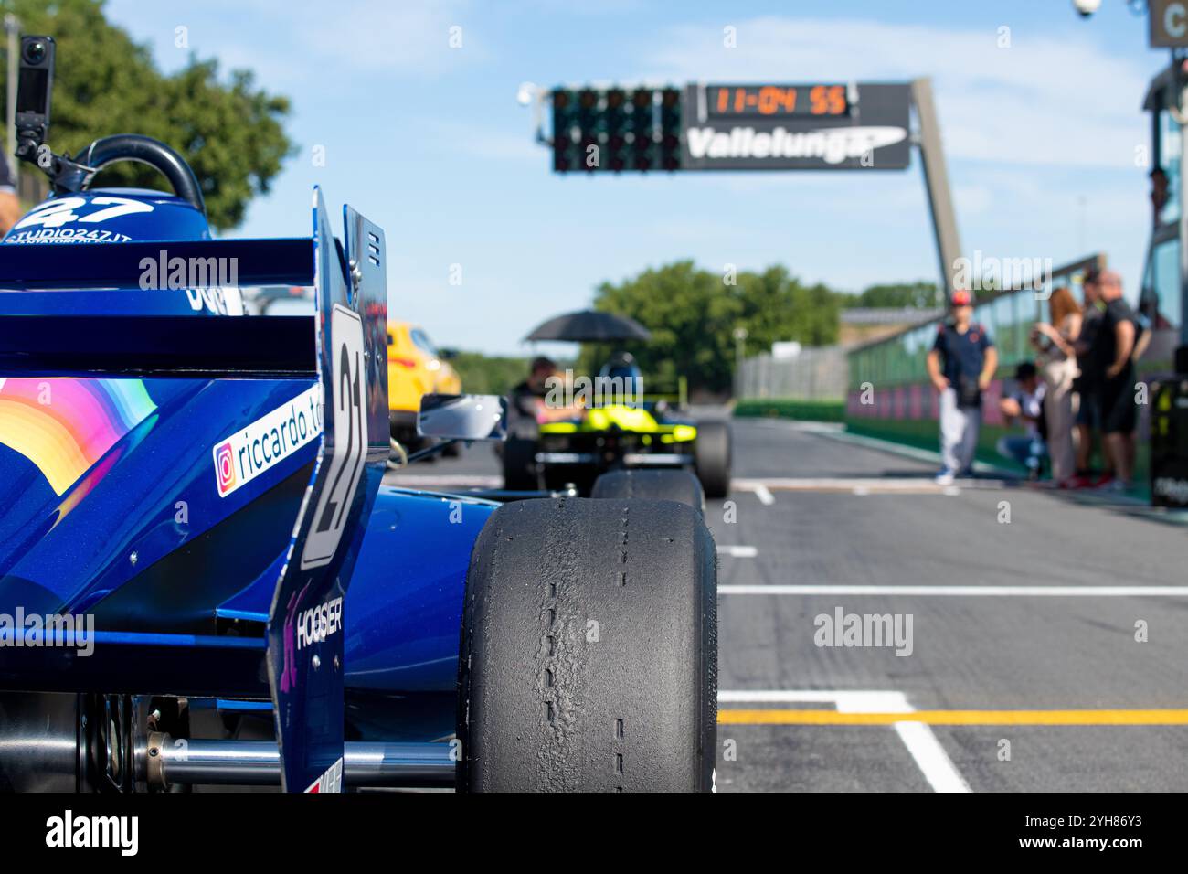 Voiture de formule bleue attendant à la ligne de départ, prête à courir sur le circuit de course Banque D'Images