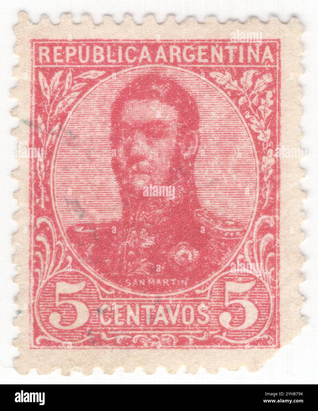 ARGENTINE - 1908 février 29 : timbre à 5 centavos carmin représentant un portrait de José Francisco de San Martin y Matorras (1778-1850), connu sous le nom de libérateur de l'Argentine, du Chili et du Pérou. Général argentin et chef principal des parties méridionales et centrales de la lutte réussie de l'Amérique du Sud pour l'indépendance de l'Empire espagnol qui a servi comme protecteur du Pérou. Né à Yapeyú, Corrientes, dans l'Argentine moderne, il quitte la vice-royauté de la Río de la Plata à l'âge de sept ans pour étudier à Málaga, en Espagne Banque D'Images