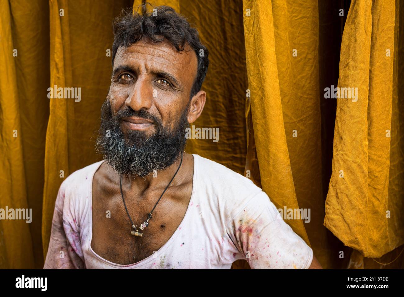 Portrait d'un teinturier indien, Gujarat, Inde Banque D'Images