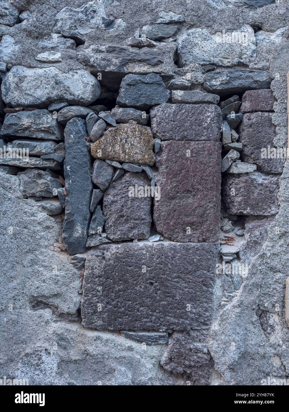 Fenêtre d'une vieille maison bloquée par des pierres Banque D'Images