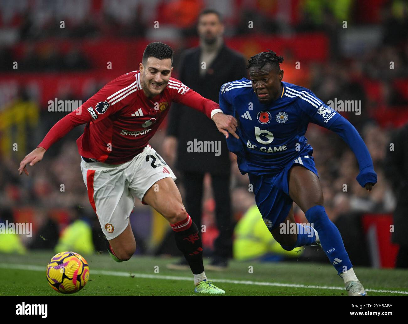 Sheffield, Royaume-Uni. 10 novembre 2024. Diogo Dalot de Manchester United avec Abdul Fatawu de Leicester lors du Sky Bet Championship match à Bramall Lane, Sheffield. Le crédit photo devrait se lire : Simon Bellis/Sportimage crédit : Sportimage Ltd/Alamy Live News Banque D'Images