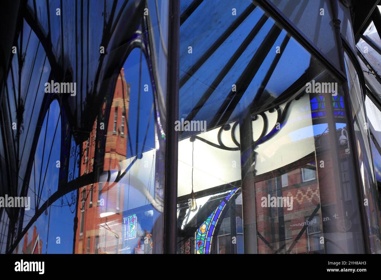 Reflets d'un auvent dans les fenêtres d'un restaurant à Colwyn Bay, au nord du pays de Galles. Banque D'Images