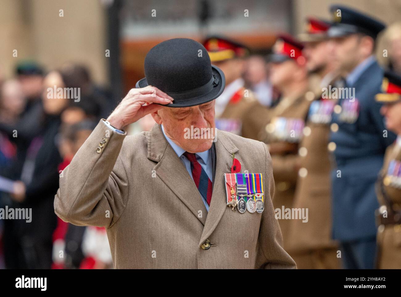 Manchester, Royaume-Uni. 10 novembre 2024. Le brigadier AG Ross OBE (au centre) arrive pour lire l'Exhortation le dimanche du souvenir. Des membres du public se sont joints pour observer les vétérans militaires, le personnel militaire, la police et les dignitaires au service du dimanche du souvenir, cénotaphe, St Peter's Square, Manchester, Royaume-Uni. Photo : Garyroberts/worldwidefeatures.com crédit : GaryRobertsphotography/Alamy Live News Banque D'Images