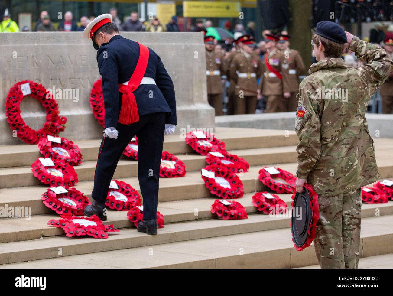 Manchester, Royaume-Uni. 10 novembre 2024. Des membres du public se sont joints pour observer les vétérans militaires, le personnel militaire, la police et les dignitaires au service du dimanche du souvenir, cénotaphe, St Peter's Square, Manchester, Royaume-Uni. Photo : Garyroberts/worldwidefeatures.com crédit : GaryRobertsphotography/Alamy Live News Banque D'Images