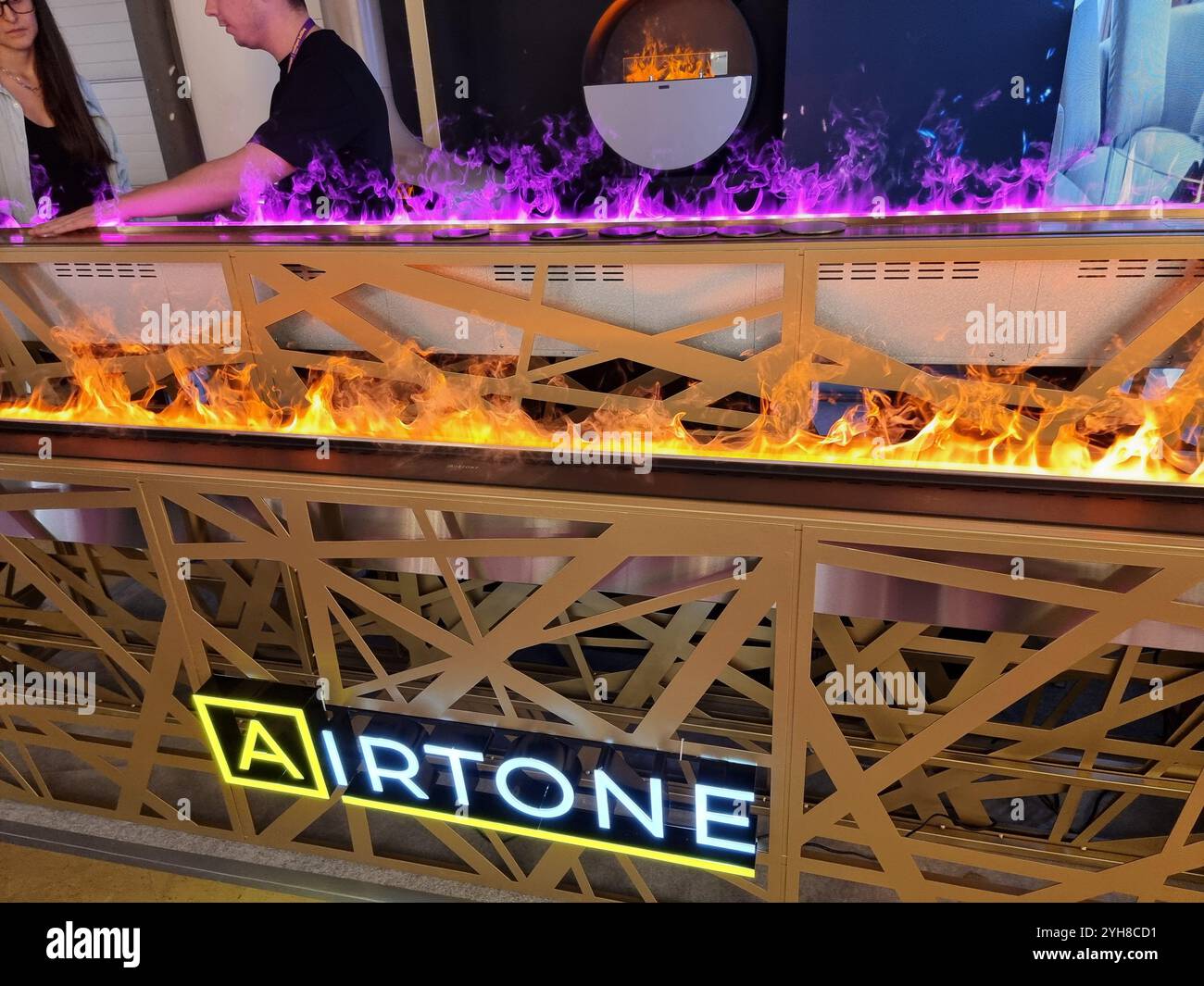Flammes artificielles / cheminée avec feu froid créé avec de la lumière colorée et de la vapeur par Airtone, exposé à l'Interlight Expo - Image de stock capturée avec un smartphone