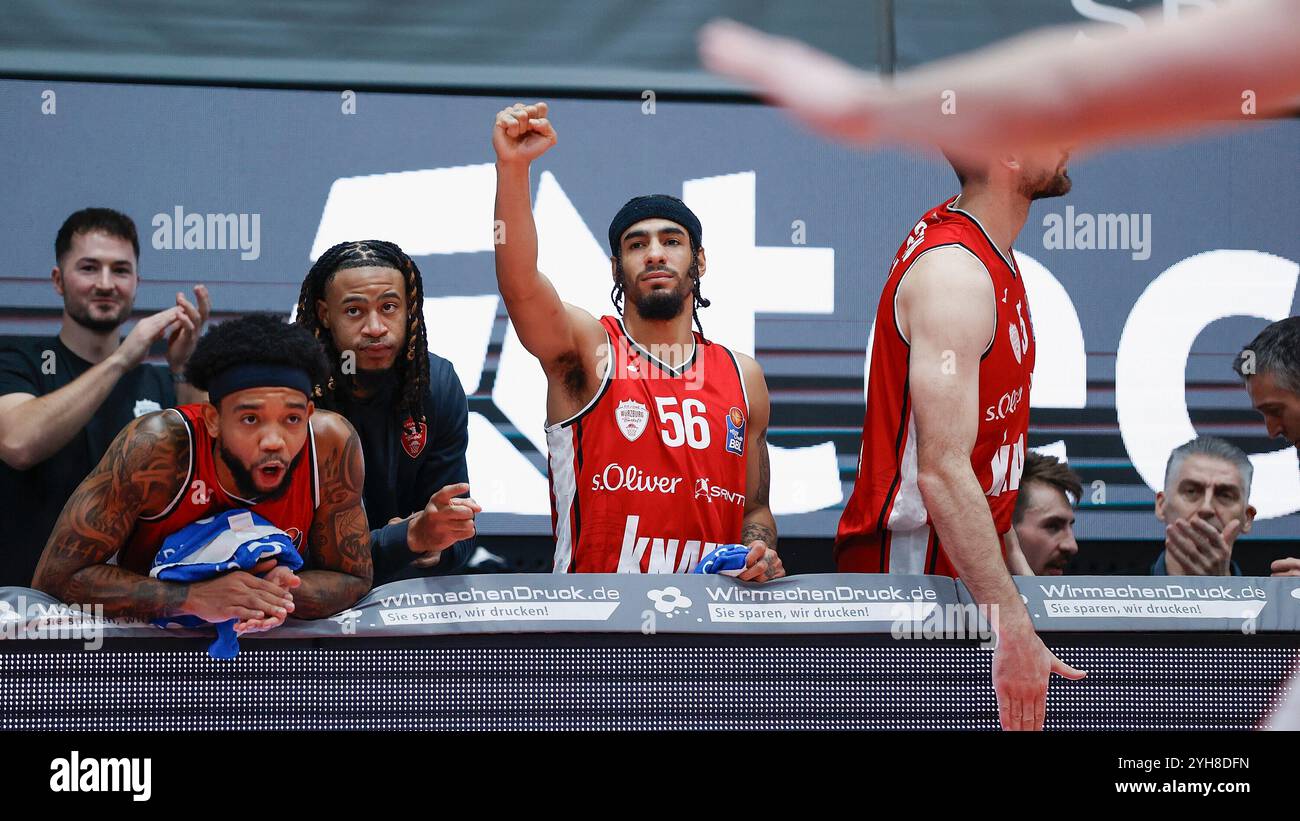 Wuerzbourg, Allemagne. 10 novembre 2024. IM Bild : v.Li. Mike Davis Jr. (paniers de Wuerzburg, 3), Tyrese Williams (paniers de Wuerzburg, 55), Jhivvan Jackson (paniers de Wuerzburg, 56) et Owen Klassen (paniers de Wuerzburg, 5), Jubel 10.11.2024, FIT-One Wuerzburg Baskets v. Basketball Loewen Braunschweig, easyCredit BBL, 8. Spieltag, Deutschland, Wuerzburg, tectake-Arena, crédit : dpa/Alamy Live News Banque D'Images