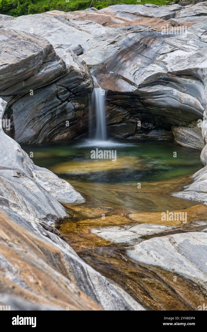Petite cascade dans la rivière Verzasca Banque D'Images