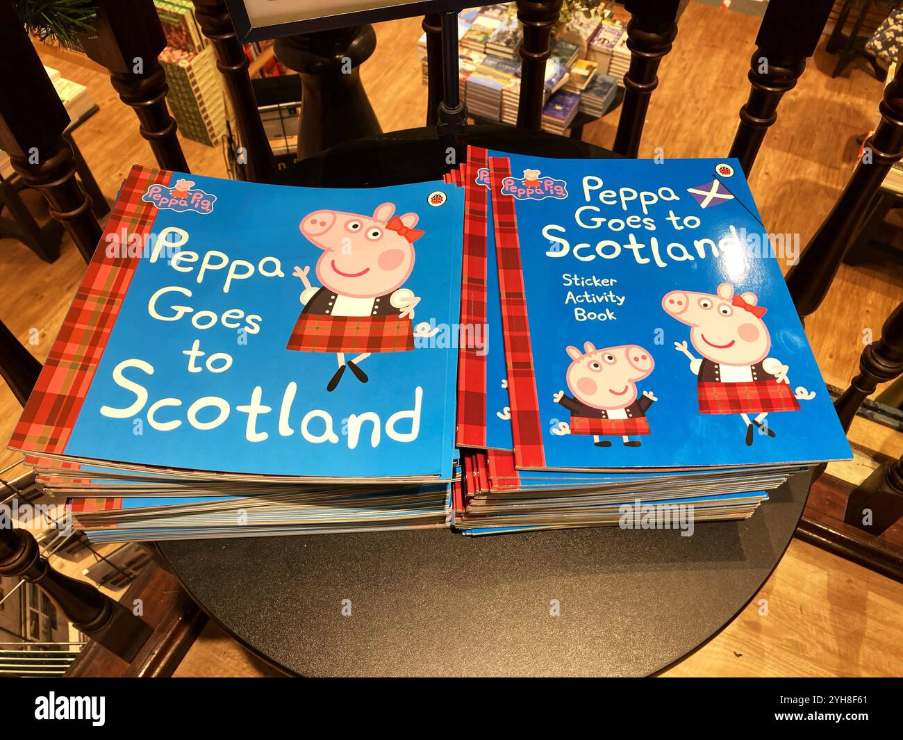 Peppa Pig va en Écosse, livre d'histoire et livre d'activité autocollant, à vendre à la librairie locale - Image de stock capturée avec un smartphone