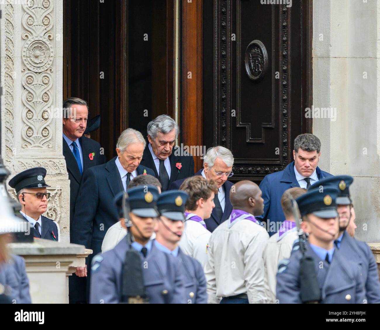 Londres, Royaume-Uni 10 novembre 2024. Les anciens premiers ministres sortent de la porte du Bureau des Affaires étrangères, du Commonwealth et du développement à Whitehall pour prendre leur place au cénotaphe, alors que la nation honore ceux qui ont perdu la vie dans des conflits le dimanche du souvenir. (Photo de gauche à droite - David Cameron, Tony Blair, Gordon Brown, John Major) crédit : MartinJPalmer/Alamy Live News Banque D'Images