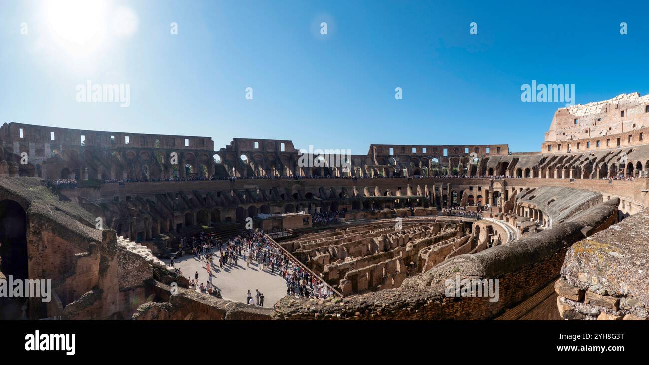 Rome, Italie - 1er novembre 2024 : de nombreux touristes visitent le Colisée romain. Ce majestueux amphithéâtre emblématique est l'un des touris les plus populaires de Rome Banque D'Images