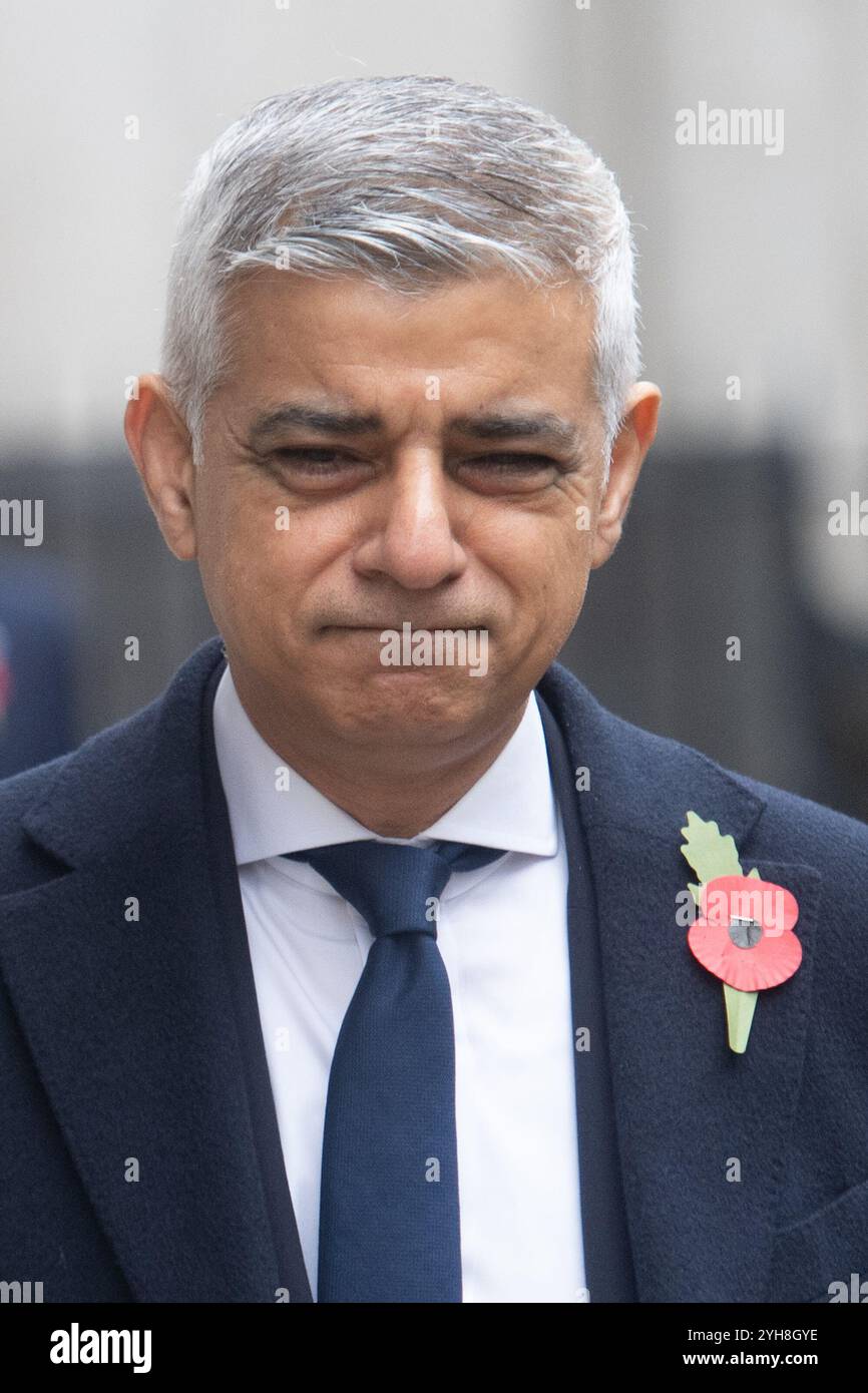 Londres, Royaume-Uni. 10 novembre 2024. Le maire de Londres, Sadiq Khan, arrive à Downing Street pour assister à un service commémoratif du dimanche à Whitehall commémorant la contribution des militaires et civils britanniques et du Commonwealth, hommes et femmes, aux deux guerres mondiales et au conflit ultérieur. Crédit : Justin Ng/Alamy Live News. Banque D'Images