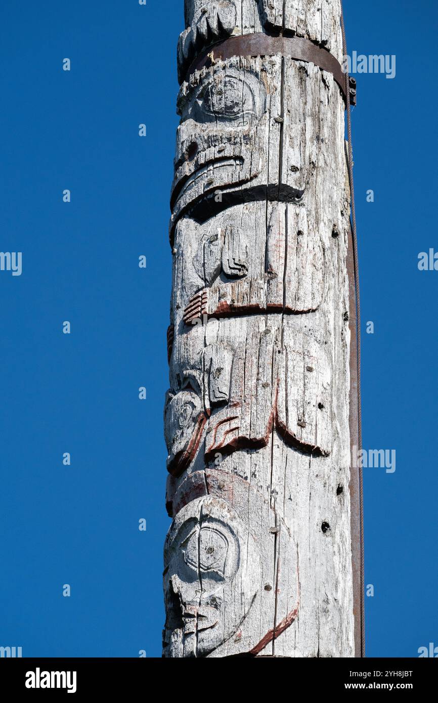 Alaska, île Kupreanof, communauté Tlingit de Kake. Le totem de 132 pieds de Kake est le plus haut au monde sculpté par un sculpteur autochtone. Banque D'Images