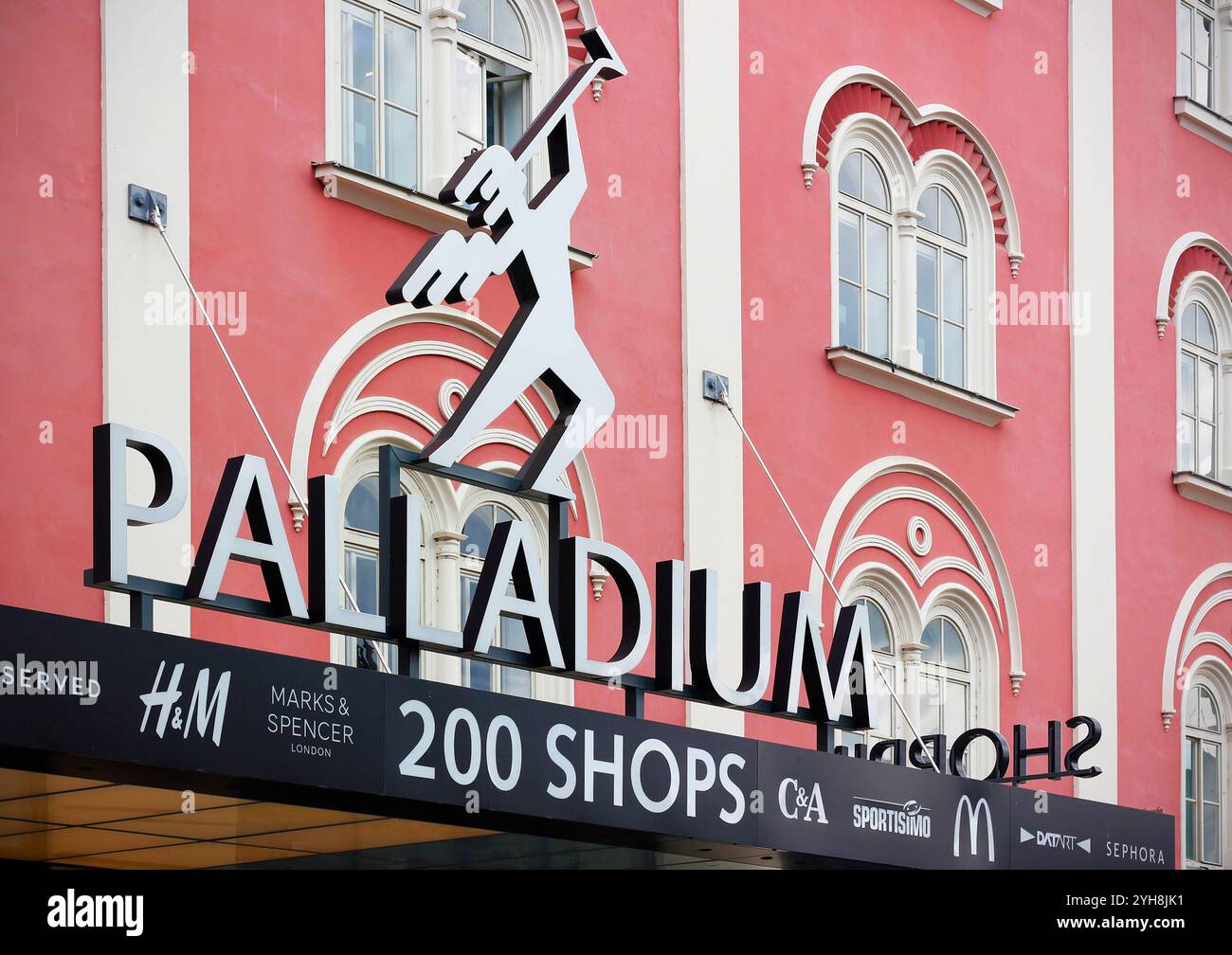 Prague, République tchèque, 23 mai 2024 : détail de l'inscription au-dessus de l'entrée du centre commercial palladium dans le centre de Prague Banque D'Images