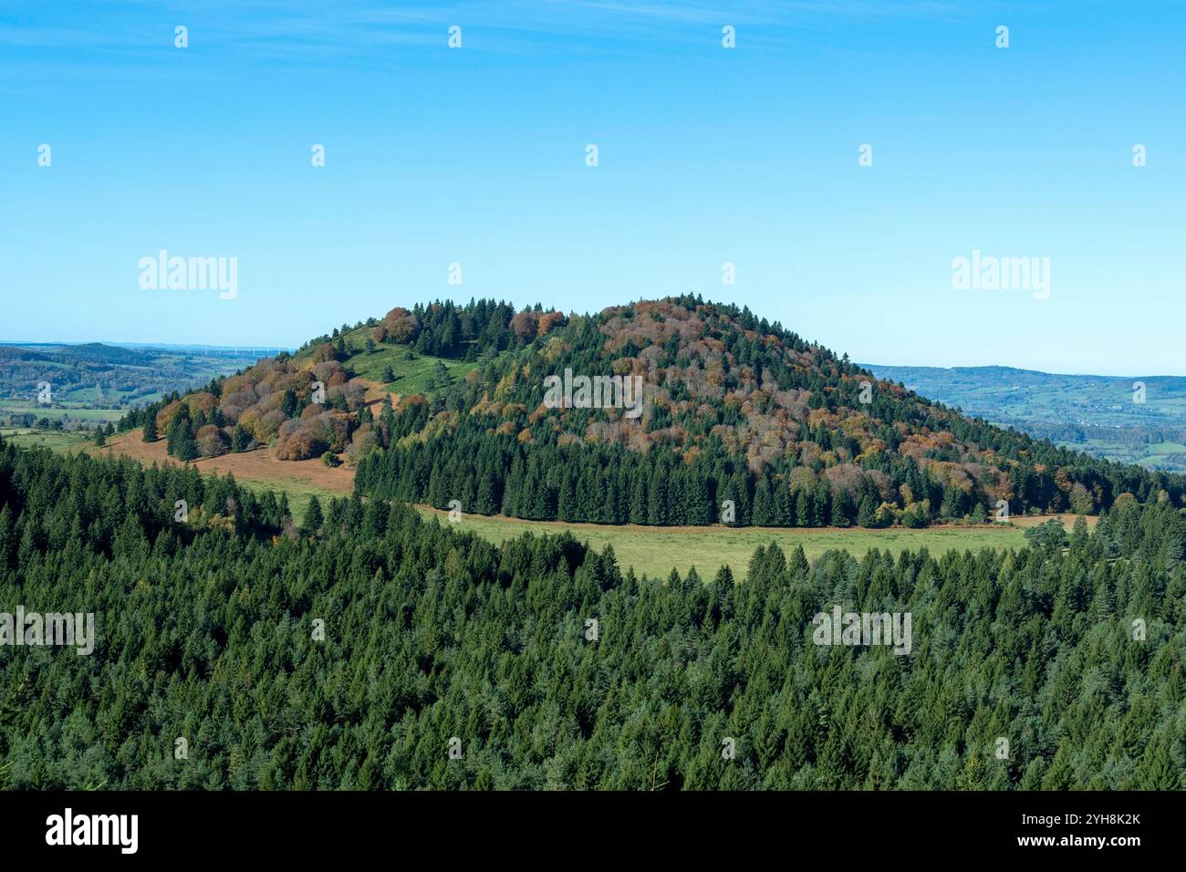 Parc naturel régional des volcans d'Auvergne. Vue sur le Puy de Montjuger. Puy de Dome. Auvergne Rhône Alpes. France Banque D'Images
