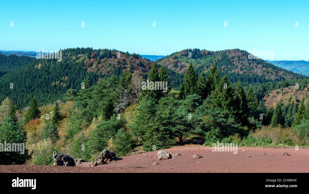 Parc naturel régional des volcans. Vue du Puy de Montjuger (à droite) et du Puy de Pourcharet (à gauche) depuis le Puy de la vache. Auvergne. France Banque D'Images