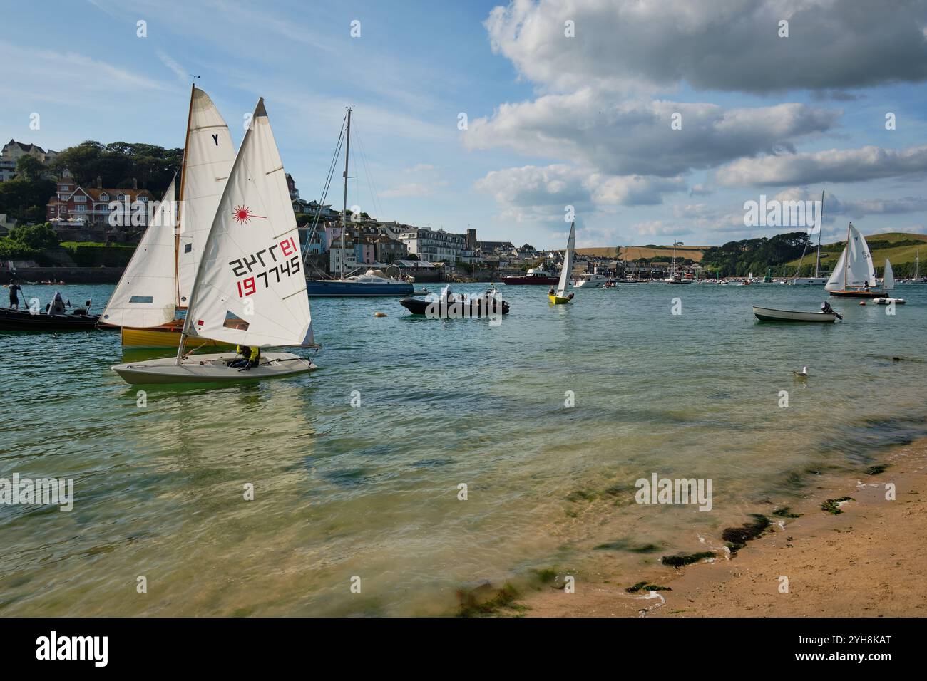 Saling Boats juste à côté de Mill Bay dans l'estuaire de Salcombe, Devon, Royaume-Uni Banque D'Images