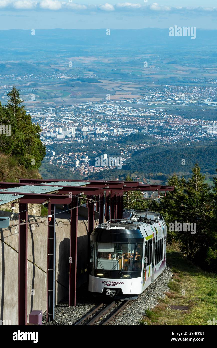 Train panoramique allant au sommet du volcan Puy de Dôme dans le Parc régional des volcans d'Auvergne. Auvergne-Rhône-Alpes, France Banque D'Images