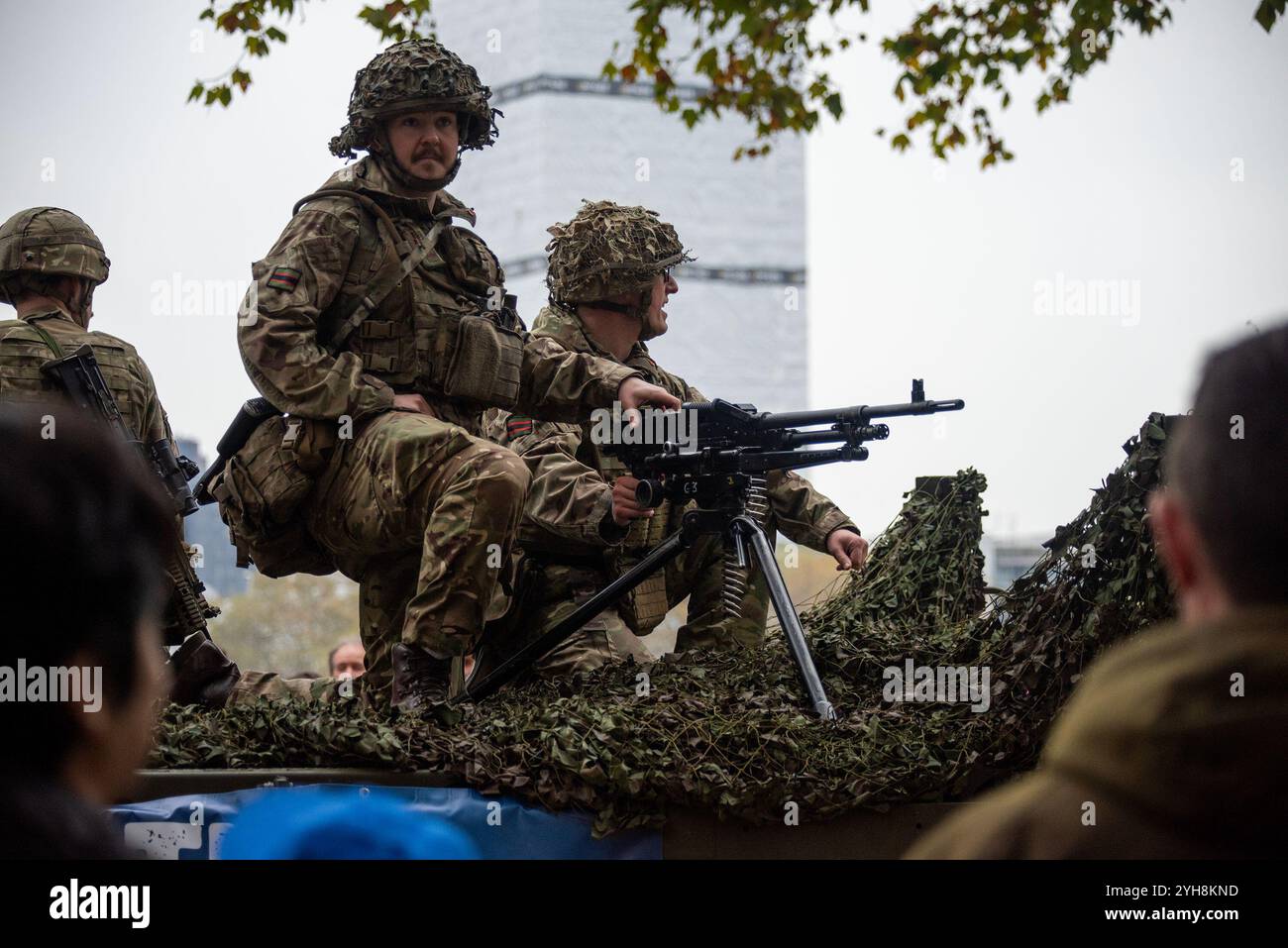 Londres, Royaume-Uni. 09 novembre 2024. Les soldats posent près de la mitrailleuse polyvalente lors du défilé Lord Mayor's Show. Lord Mayor's Show est la procession civique la plus ancienne, la plus longue et la moins répétée. Elle a commencé au 13ème siècle sous le règne du roi John Lackland. Il a accordé à la City de Londres d'avoir son propre maire. Cette tradition est toujours vivante aujourd'hui après 800 ans. Crédit : SOPA images Limited/Alamy Live News Banque D'Images