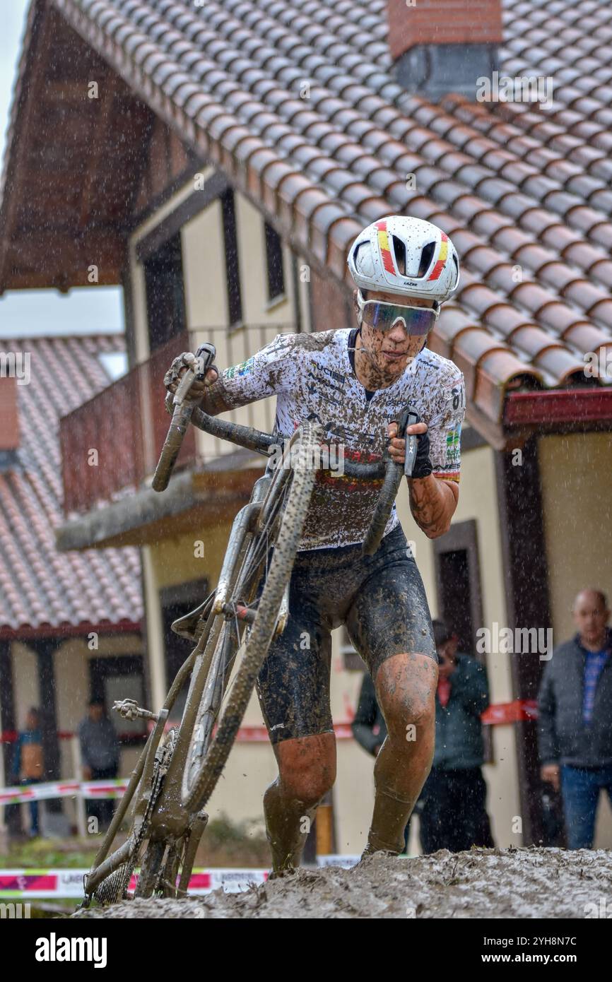 Ambasaguas, Espagne, 10 novembre 2024 : Lucia Gonzalez Blanco, cycliste de l'équipe Nesta-MMR, lors de l'épreuve Elite féminine du Karrantza International Cyclo-Cros, le 10 novembre 2024, à Ambasaguas, Espagne. Crédit : Javier Linares Misioner /Alamy Live News Banque D'Images