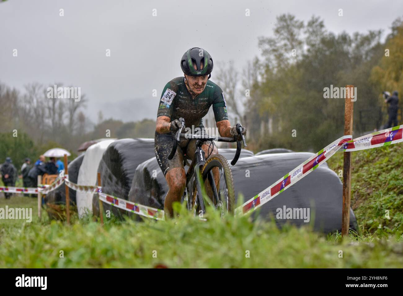 Ambasaguas, Espagne, 10 novembre 2024 : Alicia Gonzalez Blanco, cycliste de l'équipe Nesta MMR, lors des épreuves Elite féminines du Karrantza International Cyclo-Cros, le 10 novembre 2024, à Ambasaguas, Espagne. Crédit : Javier Linares Misioner /Alamy Live News Banque D'Images