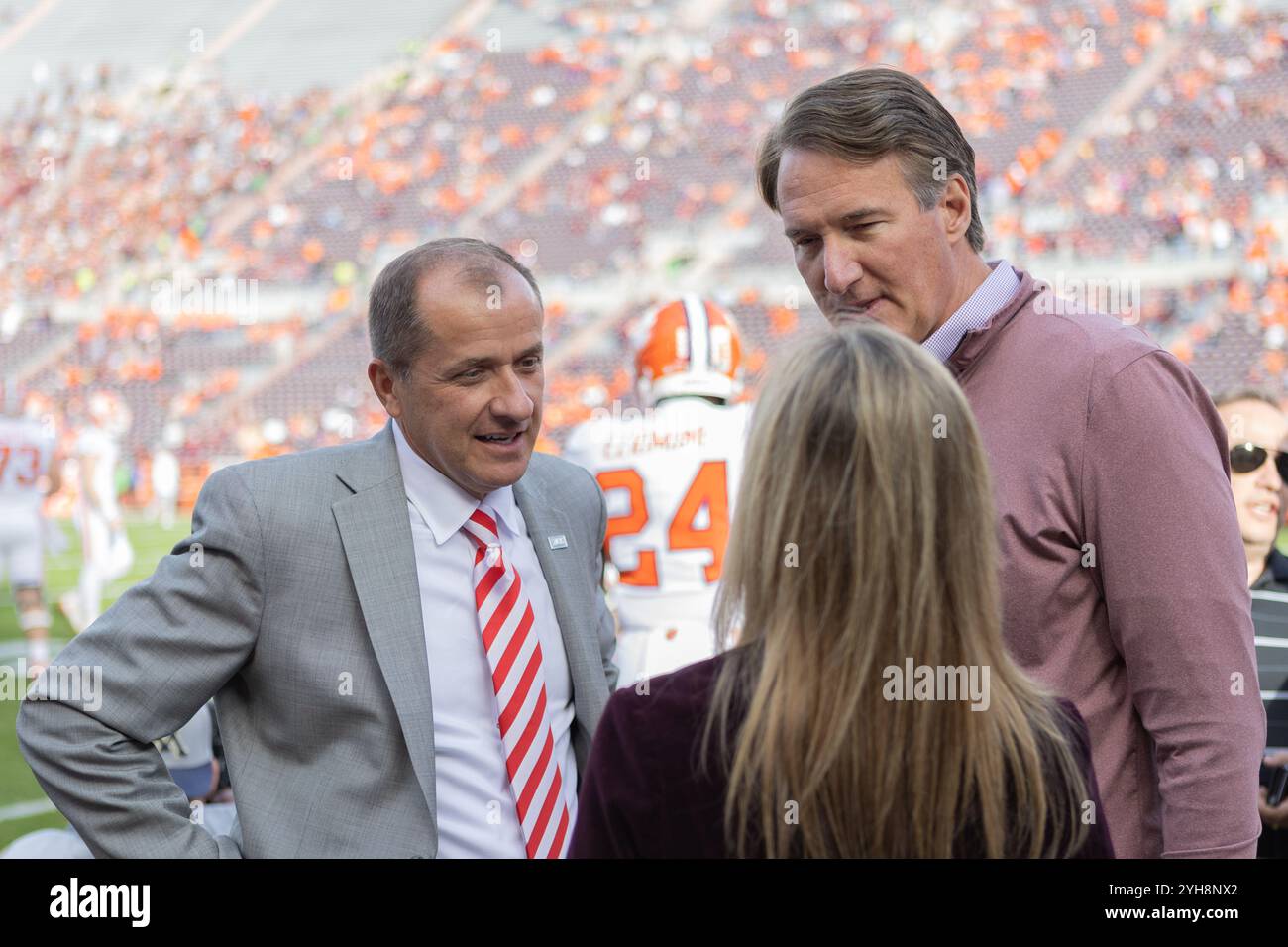 9 novembre 2024 : James J. Phillips, commissaire de la Conférence sur la côte atlantique, s'entretient avec le gouverneur de Virginie Glenn Youngkin avant le match de football de la NCAA entre les Clemson Tigers et les Virginia Tech Hokies au Lane Stadium de Blacksburg, en Virginie. Jonathan Huff/CSM Banque D'Images