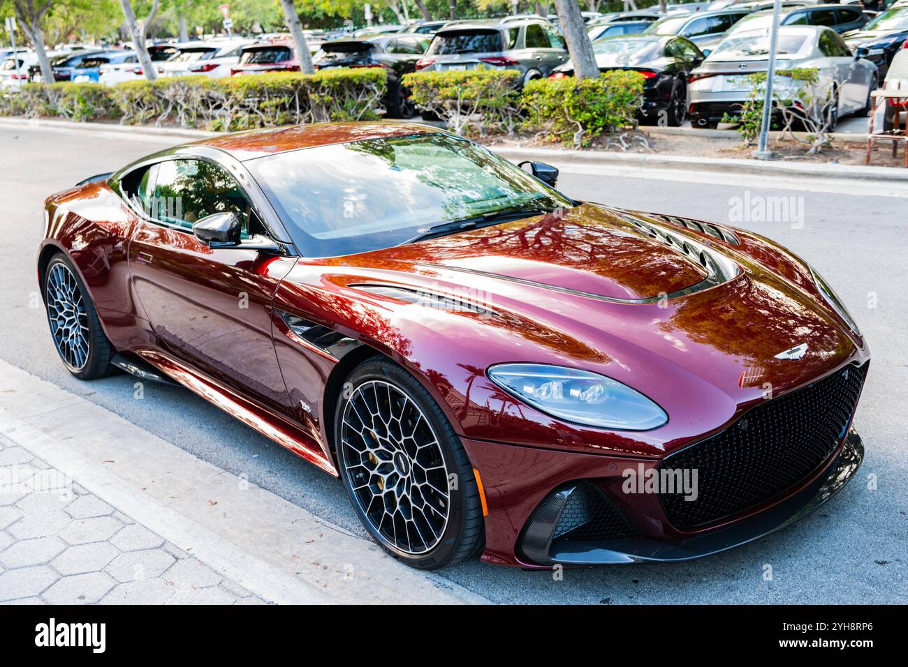 Miami Beach, Floride États-Unis - 9 juin 2024 : Aston Martin DBS Superleggera Coupe. Voiture de luxe Aston Martin DBS Superleggera Coupe à miami Beach. Banque D'Images