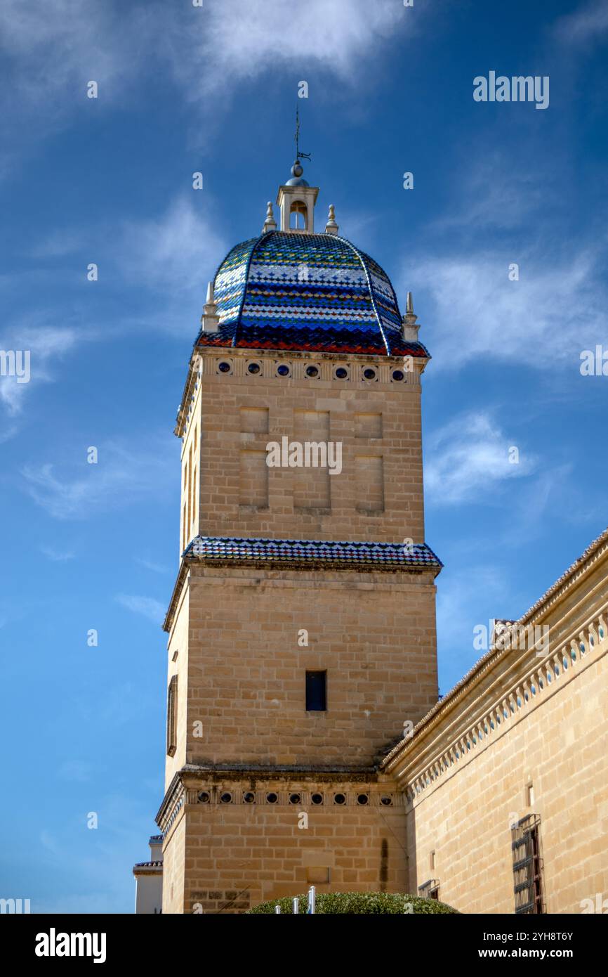 Photo verticale L'une des tours colorées carrelées de l'hôpital Santiago dans la ville d'Ubeda, Jaen, Andalousie, Espagne, classée au patrimoine mondial de l'UNESCO Banque D'Images