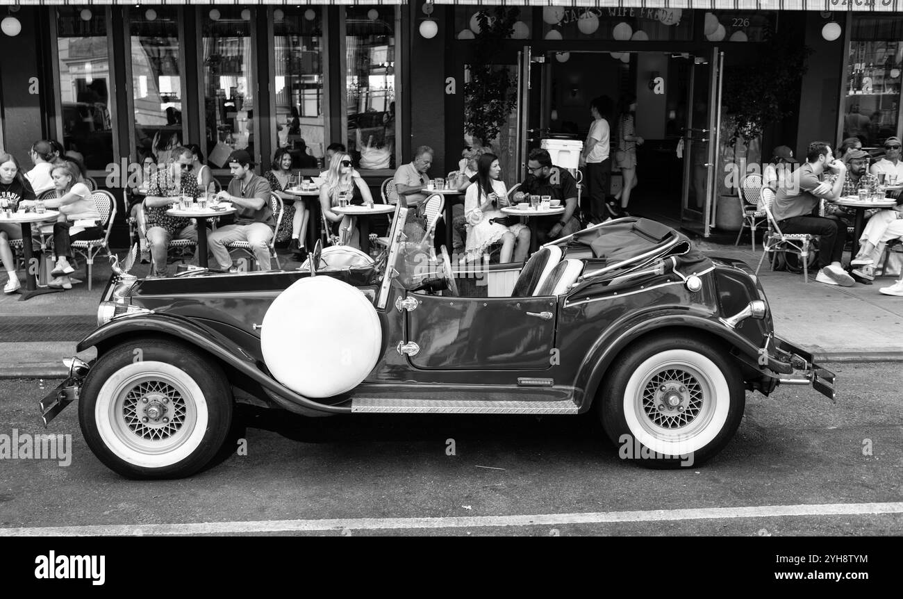 New York City, États-Unis - 30 juin 2023 : Excalibur Series III Phaeton côté conducteur garé Banque D'Images