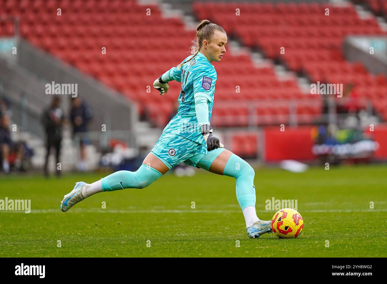 St Helens, Royaume-Uni. Dimanche 10 novembre 2024, Barclays Women’s Super League : Liverpool FC Women vs Chelsea FC Women au St Helens Stadium. Hannah Hampton prend le coup de pied. Crédit James Giblin/Alamy Live News. Banque D'Images