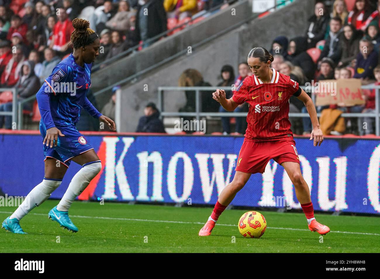 St Helens, Royaume-Uni. Dimanche 10 novembre 2024, Barclays Women’s Super League : Liverpool FC Women vs Chelsea FC Women au St Helens Stadium. Mia Enderby et Kadeisha Buchanan durnigt le match. Crédit James Giblin/Alamy Live News. Banque D'Images