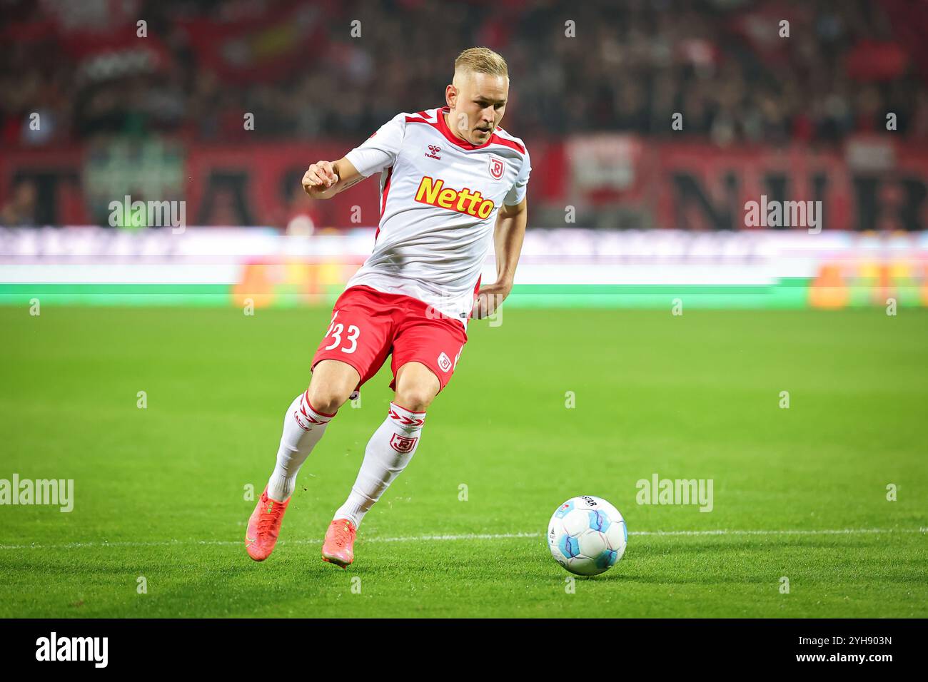 Nuremberg, Allemagne. 25 octobre 2024. Football : Bundesliga 2, 1. FC Nürnberg - Jahn Regensburg, journée 10 au stade Max Morlock. Kai Pröger de Ratisbonne joue le ballon. Crédit : Daniel Karmann/dpa - REMARQUE IMPORTANTE : conformément aux règlements de la DFL German Football League et de la DFB German Football Association, il est interdit d'utiliser ou de faire utiliser des photographies prises dans le stade et/ou du match sous forme d'images séquentielles et/ou de séries de photos de type vidéo./dpa/Alamy Live News Banque D'Images