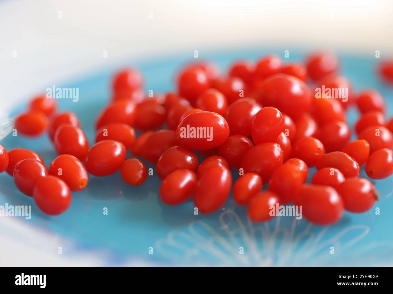 Baies de goji rouges sur une assiette Banque D'Images