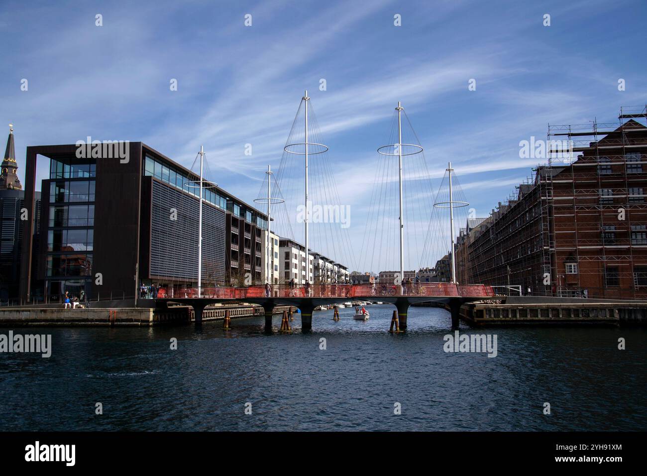 COPENHAGUE, DANEMARK - 1er MAI 2023 : le Circle Bridge, Cirkelbroen, ressemble à un navire sur le port de Christianshavn le 1er mai 2023 à Copenhague, Denm Banque D'Images