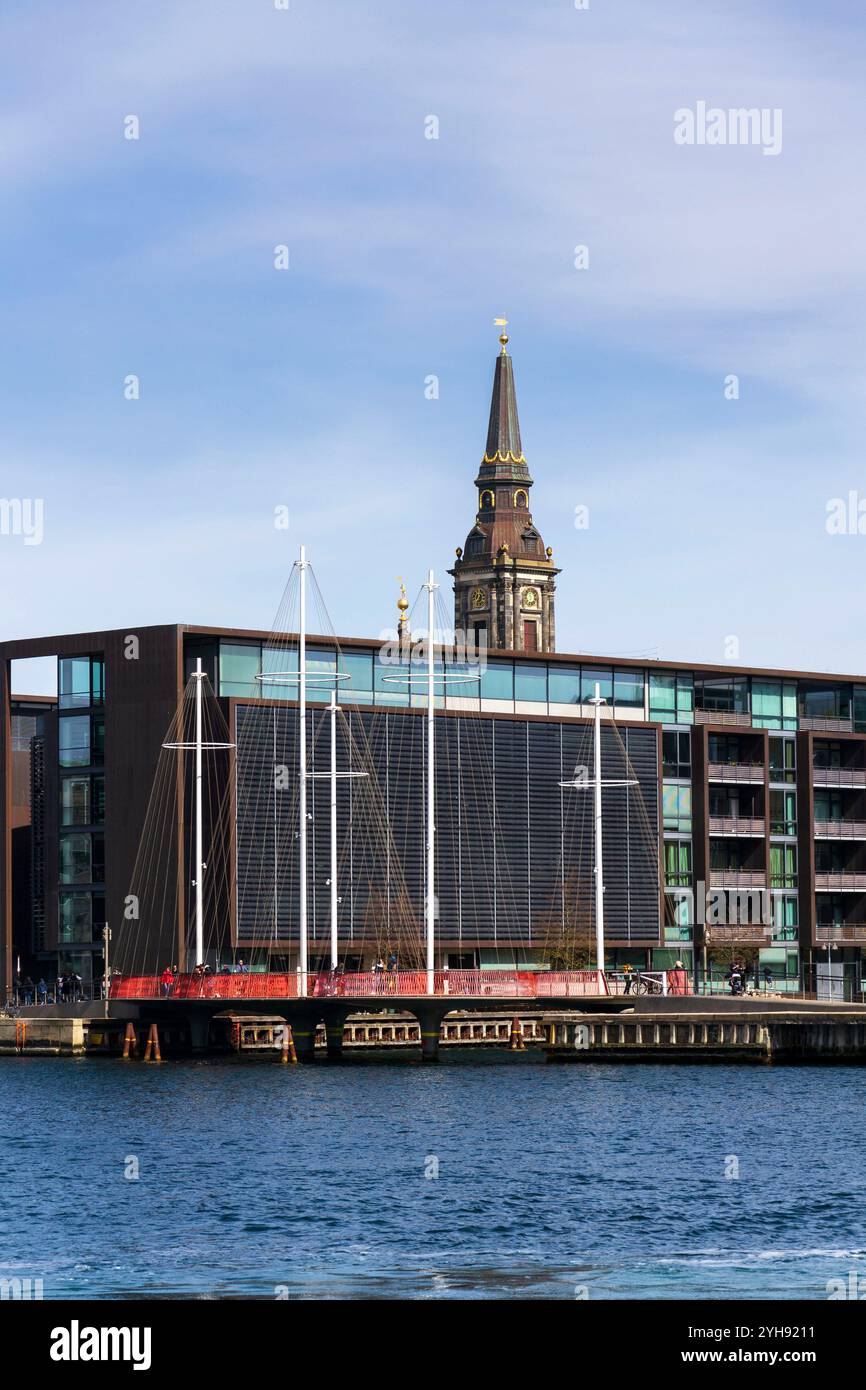 COPENHAGUE, DANEMARK - 1er MAI 2023 : le Circle Bridge, Cirkelbroen, ressemble à un navire sur le port de Christianshavn le 1er mai 2023 à Copenhague, Denm Banque D'Images