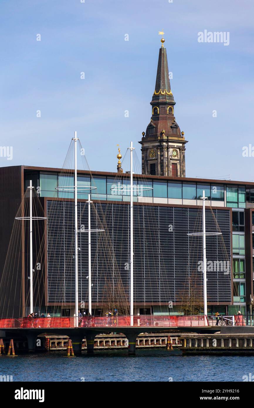 COPENHAGUE, DANEMARK - 1er MAI 2023 : le Circle Bridge, Cirkelbroen, ressemble à un navire sur le port de Christianshavn le 1er mai 2023 à Copenhague, Denm Banque D'Images