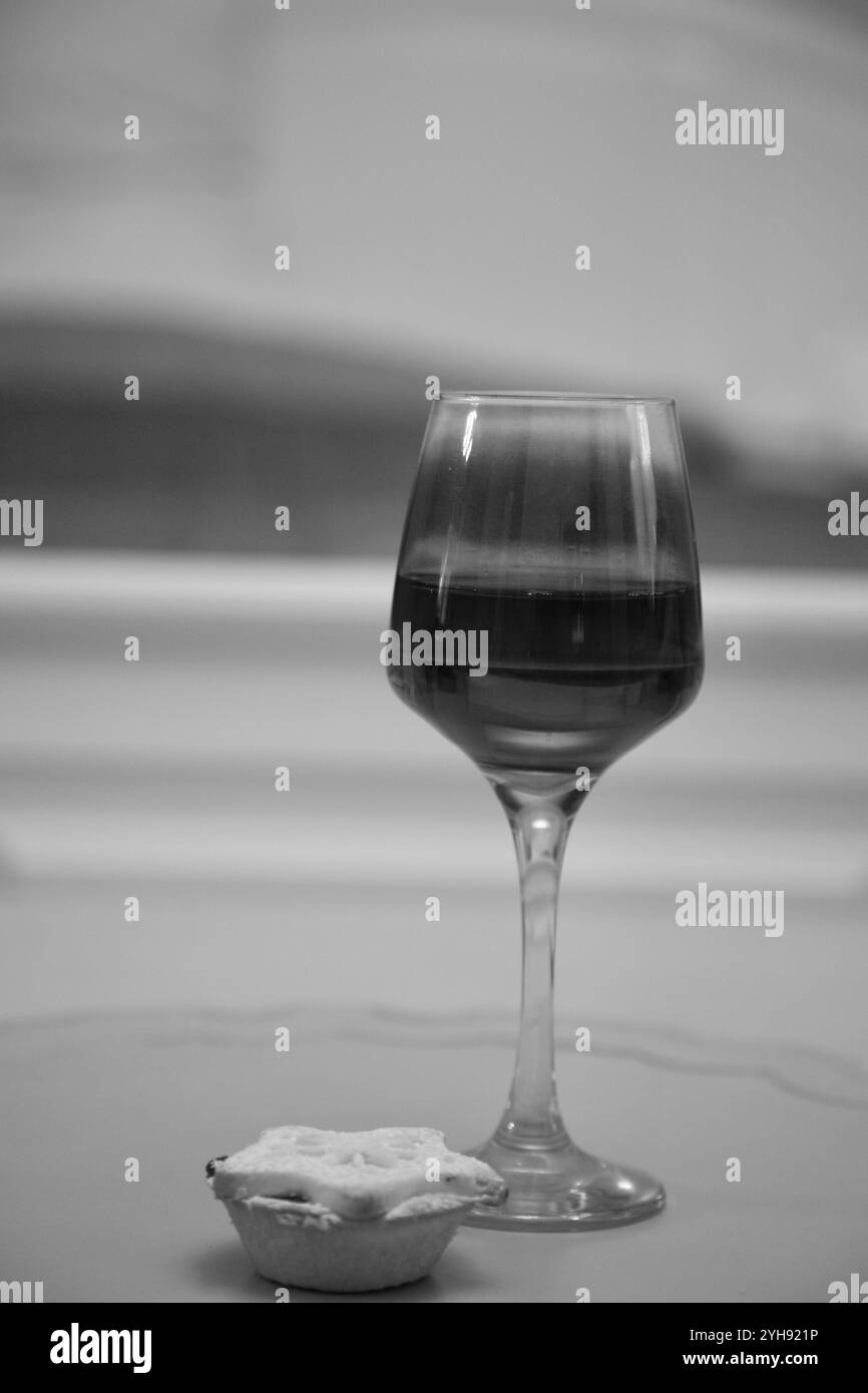 Un verre de vin rouge et une tarte fine de luxe Banque D'Images