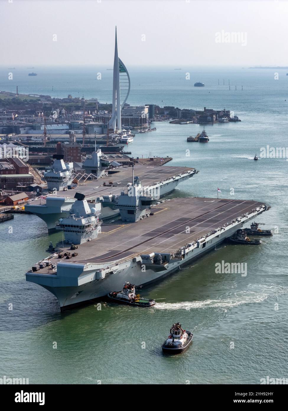 Les porte-avions de la Royal Navy HMS Queen Elizabeth (R08) et HMS Prince of Wales (R09) sont réunis à la base navale de Portsmouth Harbour. Banque D'Images
