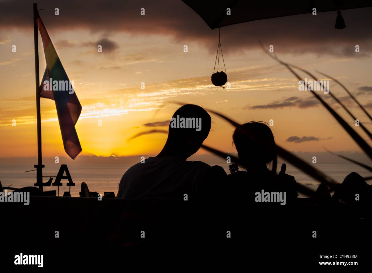 Espagne, Canaries, la Palma, : couple hétérosexuel observe le coucher de soleil à Tazacorte depuis le bar LGBTQIA+ Banque D'Images