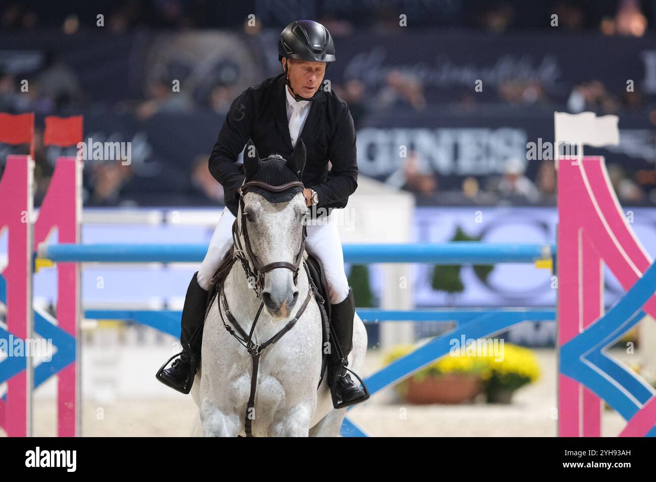 Vérone, Italie. 10 novembre 2024. Rolf-Goran Bengtsson Riding Zuccero HV en action lors du CSI5*- W Longines FEI Jumping World Cup 2024 Gran Prix présenté par KASK, à Pala Fimauto le 10 novembre 2024, Vérone, Italie. Crédit : Roberto Tommasini/Alamy Live News Banque D'Images