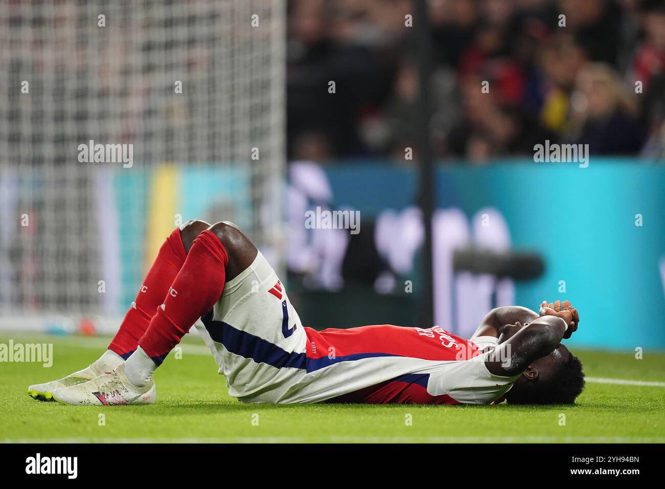 Bukayo Saka d'Arsenal tombe blessé lors du match de premier League à Stamford Bridge, Londres. Date de la photo : dimanche 10 novembre 2024. Banque D'Images