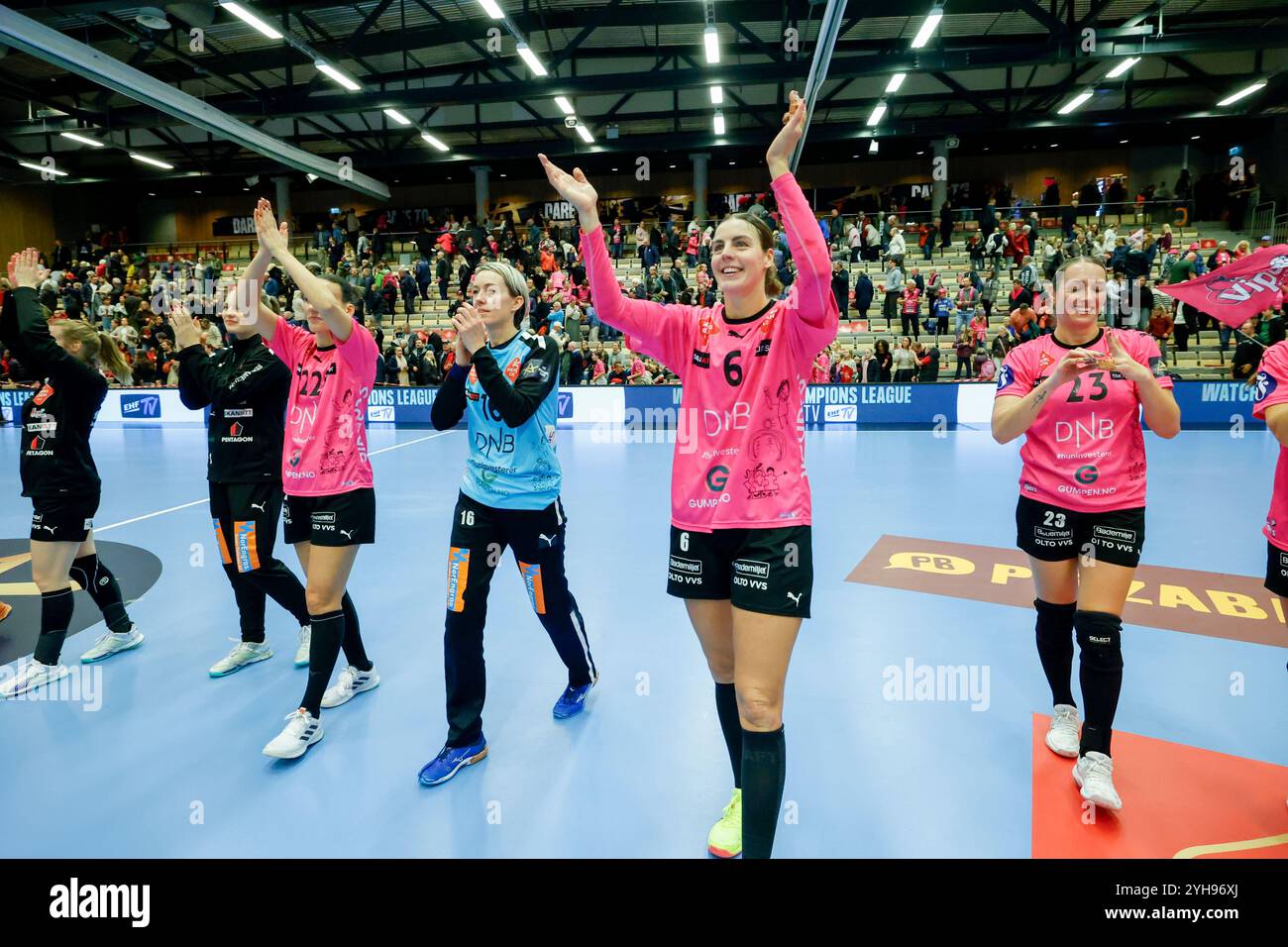 Kristiansand 20241110. Les joueurs de Vipers applaudissent après le match de handball en Ligue des Champions EHF entre Vipers Kristiansand et HB Ludwigsburg à Aquarama à Kristiansand. Photo : Tor Erik Schroder / NTB Banque D'Images